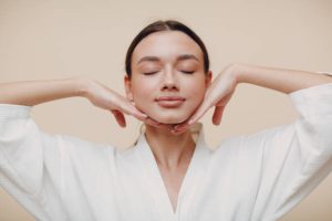 Lire la suite à propos de l’article Quels sont les tips anti-brillance pour les peaux grasses ?